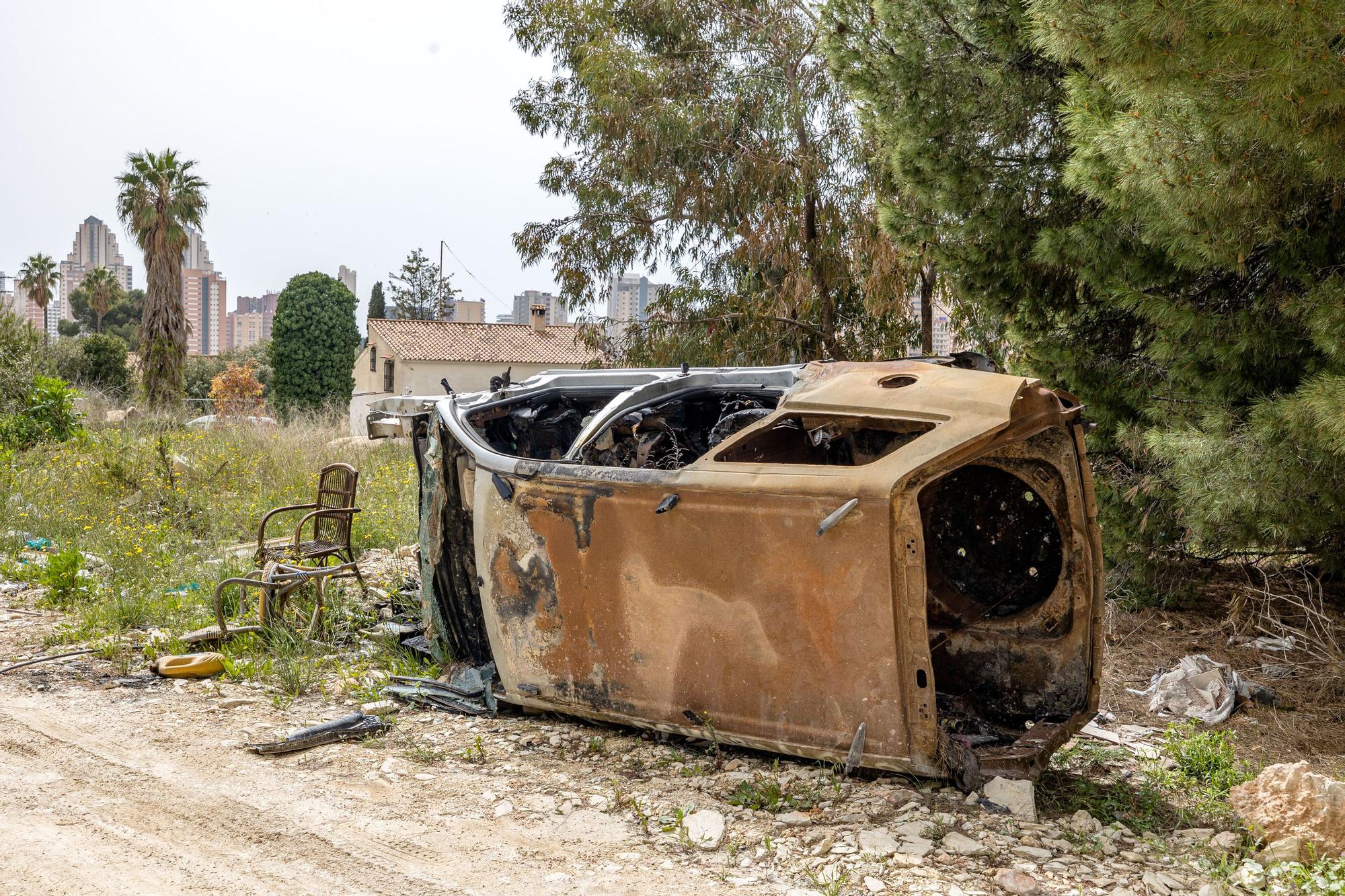 Montañas de basura, muebles, electrodomésticos, sanitarios, etc, se acumulan en distintos puntos de la partida de Armanello tras décadas de abandono del sector y ante la pasividad de urbanizador y Ayuntamiento. Mientras, además de todo lo que ya arrastra (delincuencia, okupación, etc) en los últimos meses esta zona se ha convertido en un foco de continuos incendios que obligan a intervenir prácticamente todas las semanas a los bomberos para sofocar pequeños fuegos