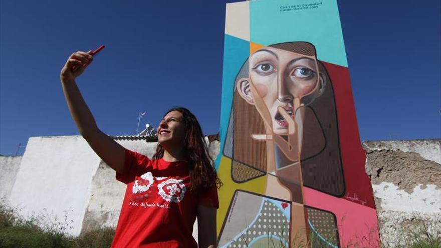 Cuatro murales hacen del distrito Sur un museo de arte urbano