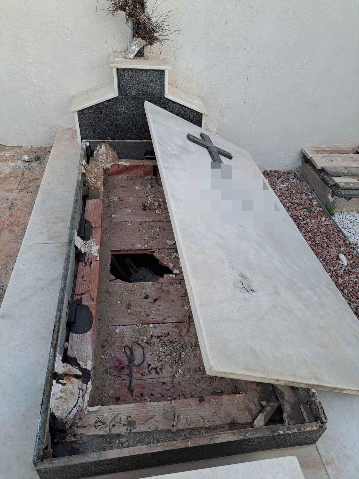 Lápidas levantadas y nichos destrozados por vandalismo en el cementerio de Tabarca