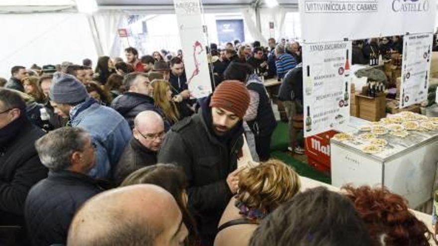 Éxito de público en los mesones del vino y la tapa