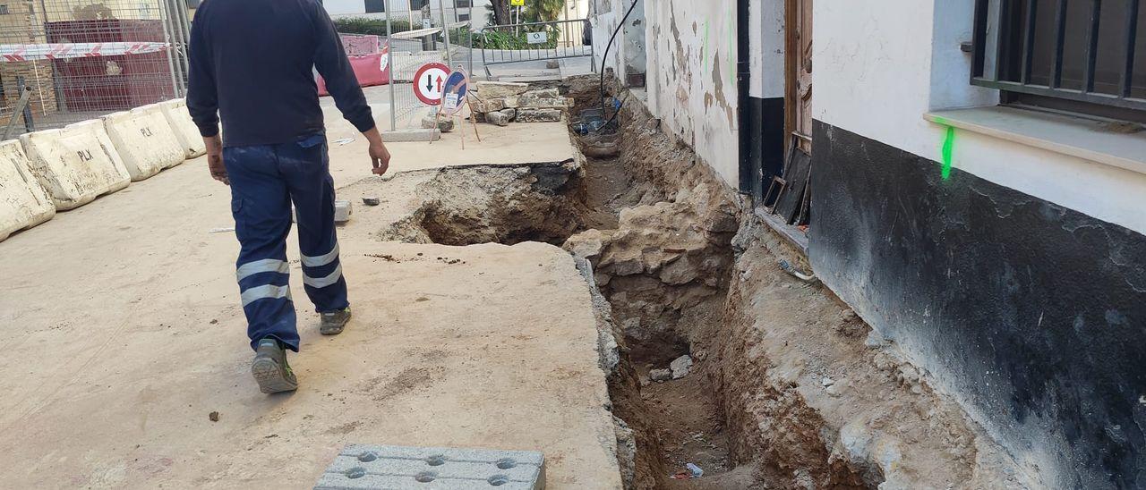 Imagen de archivo de un operario en unas obras en la red de alcantarillado de Xàtiva.