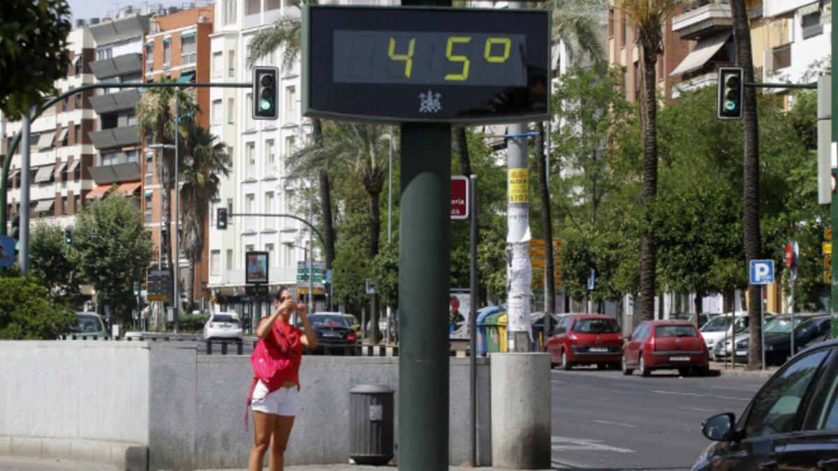 Un termómetro marca 45 grados en Córdoba, el pasado día 3.