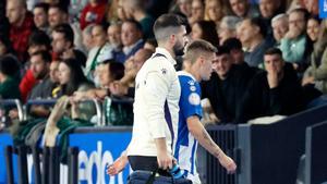 Pol Lozano se marchó lesionado en Riazor