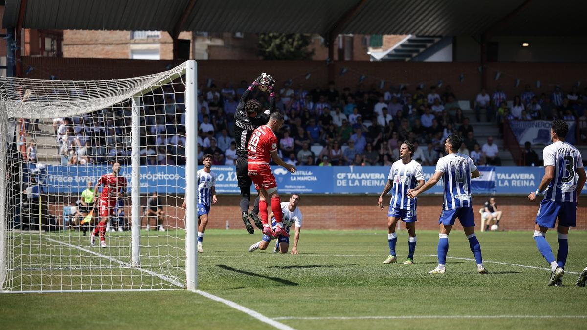 Frodo, en un duelo aéreo contra el portero rival durante el partido de vuelta ante el Talavera