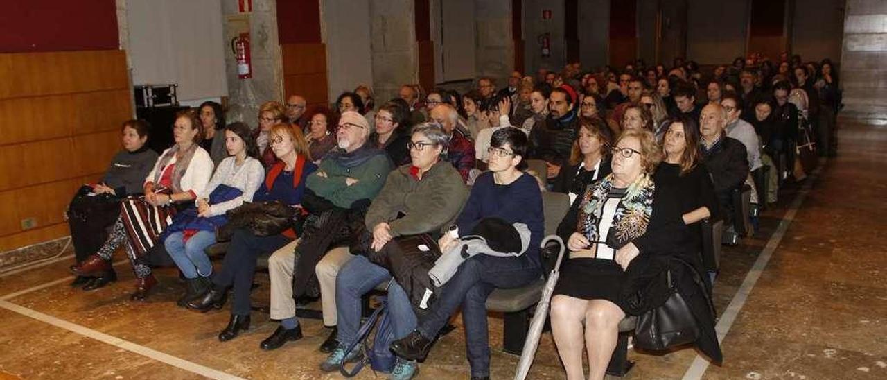 El público que asistió ayer a la conferencia en el Auditorio do Areal. // José Lores