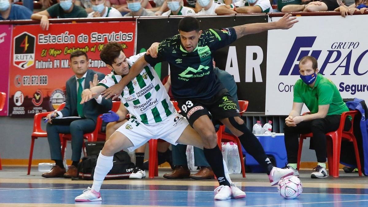 Pablo del Moral pugna con un jugador del Palma Futsal en un partido de esta temporada en Liga.