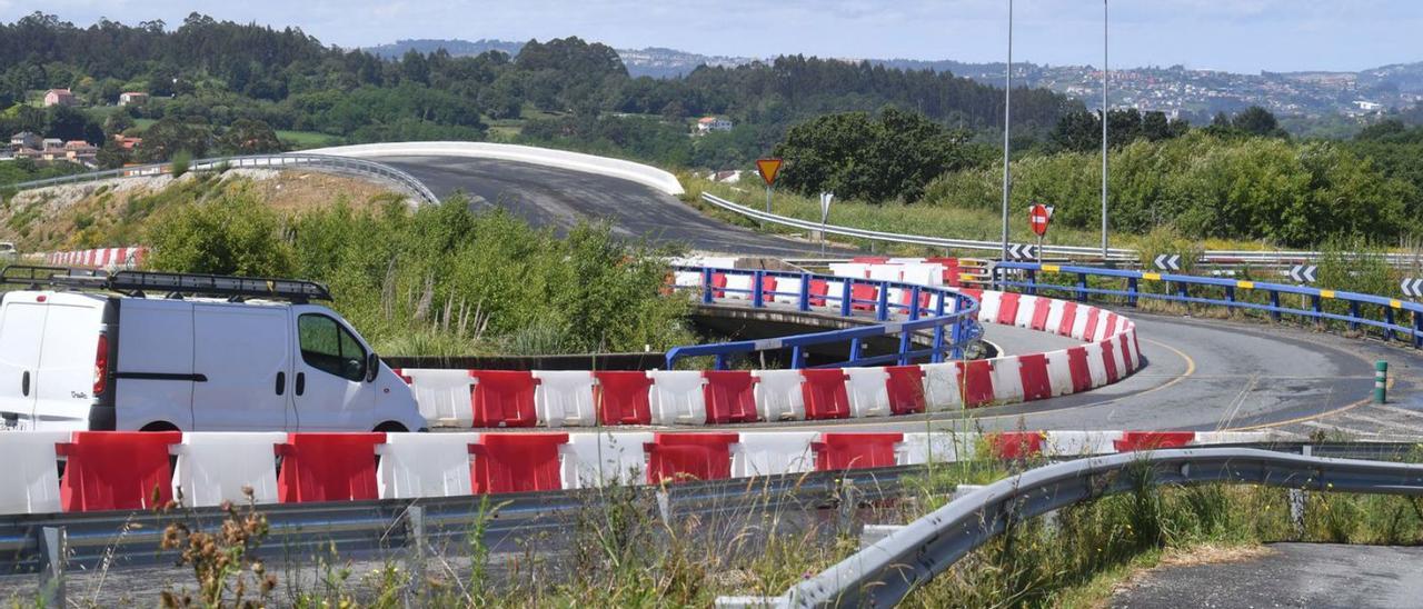 Obras de la conexión a tres niveles de la vía ártabra con la Nacional-VI, en Iñás, en junio.