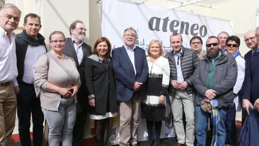 Los populares viven la «mascletà» en la terraza del Ateneo