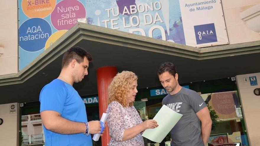 Remedios Ramos con dos trabajadores del polideportivo Malasaña.