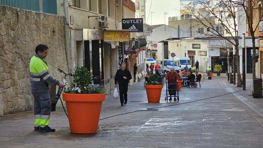 Macetas, mesas de pícnic y hamacas... así decora Calp sus calles y parques