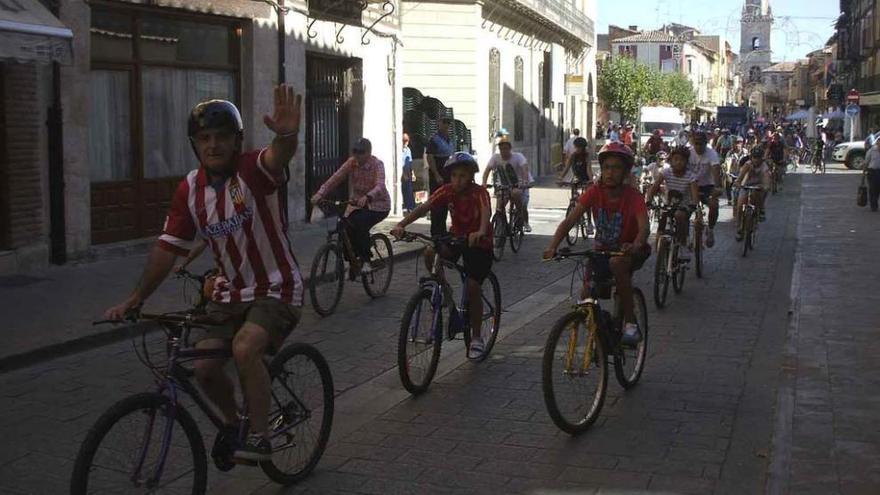 Decenas de aficionados participan en la marcha cicloturista por las calles de la ciudad
