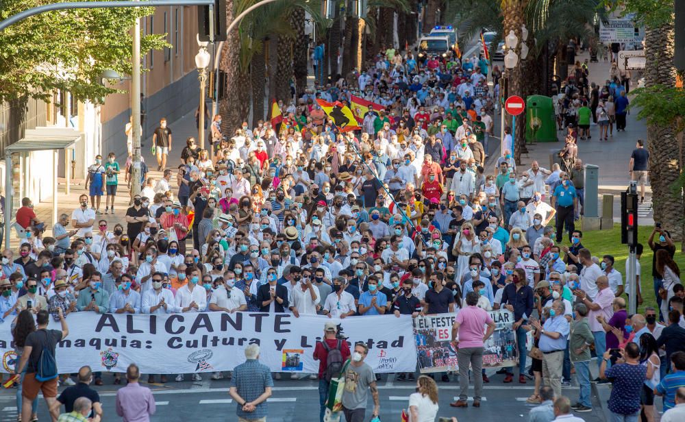 Más de un millar de personas se manifiestan en la puerta de la Plaza de Toros de Alicante por la Tauromaquia.