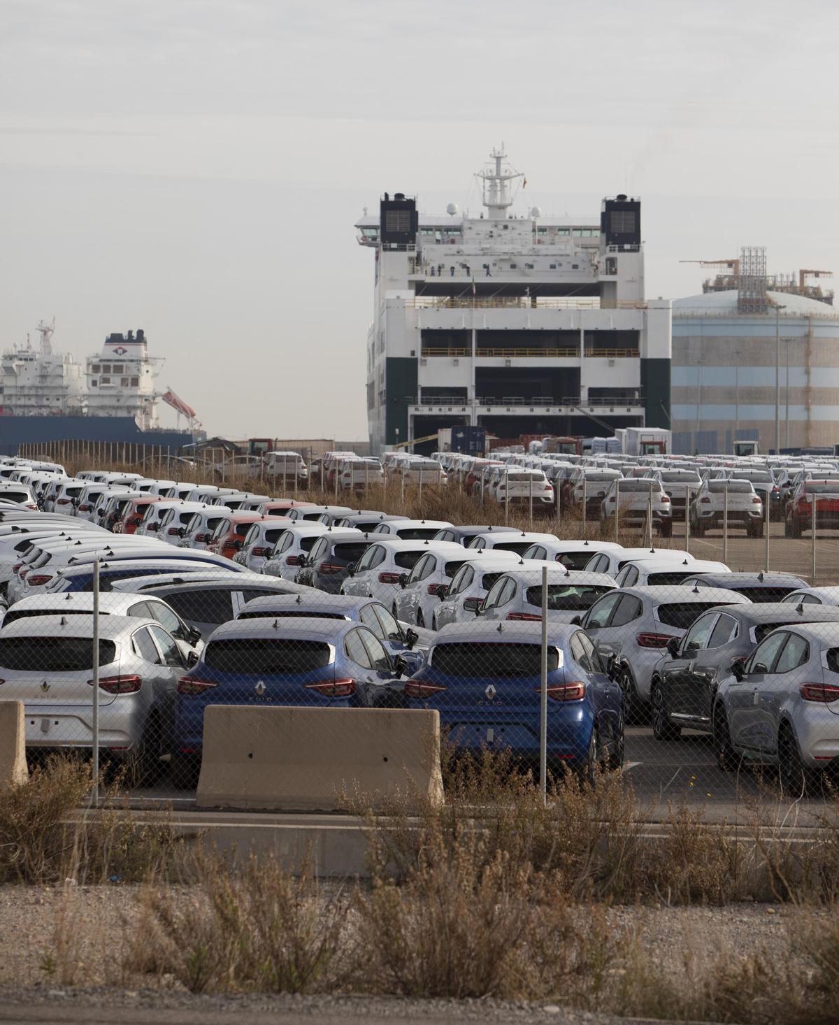 Campa de coches en el puerto