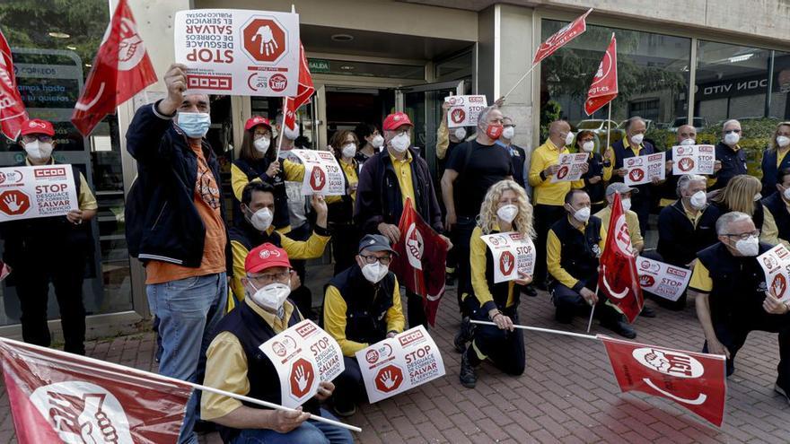 Los trabajadores de Correos de Alcoy protestan por los recortes en la plantilla