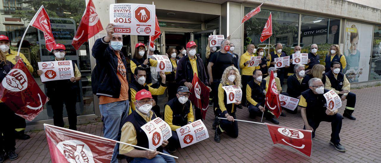 Los trabajadores de Correos de Alcoy protestan por los recortes en la plantilla