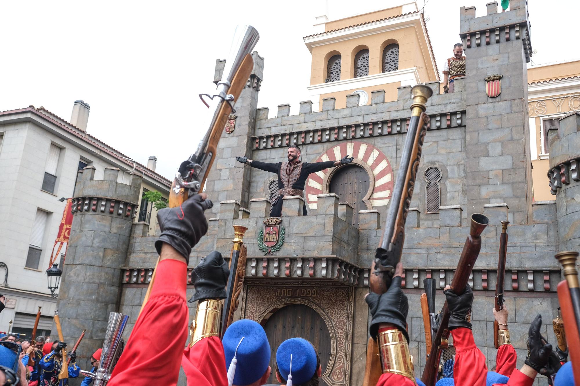 Los moros conquistan el castillo bajo la lluvia. Así ha sido la embajada mora de las fiestas de Elda