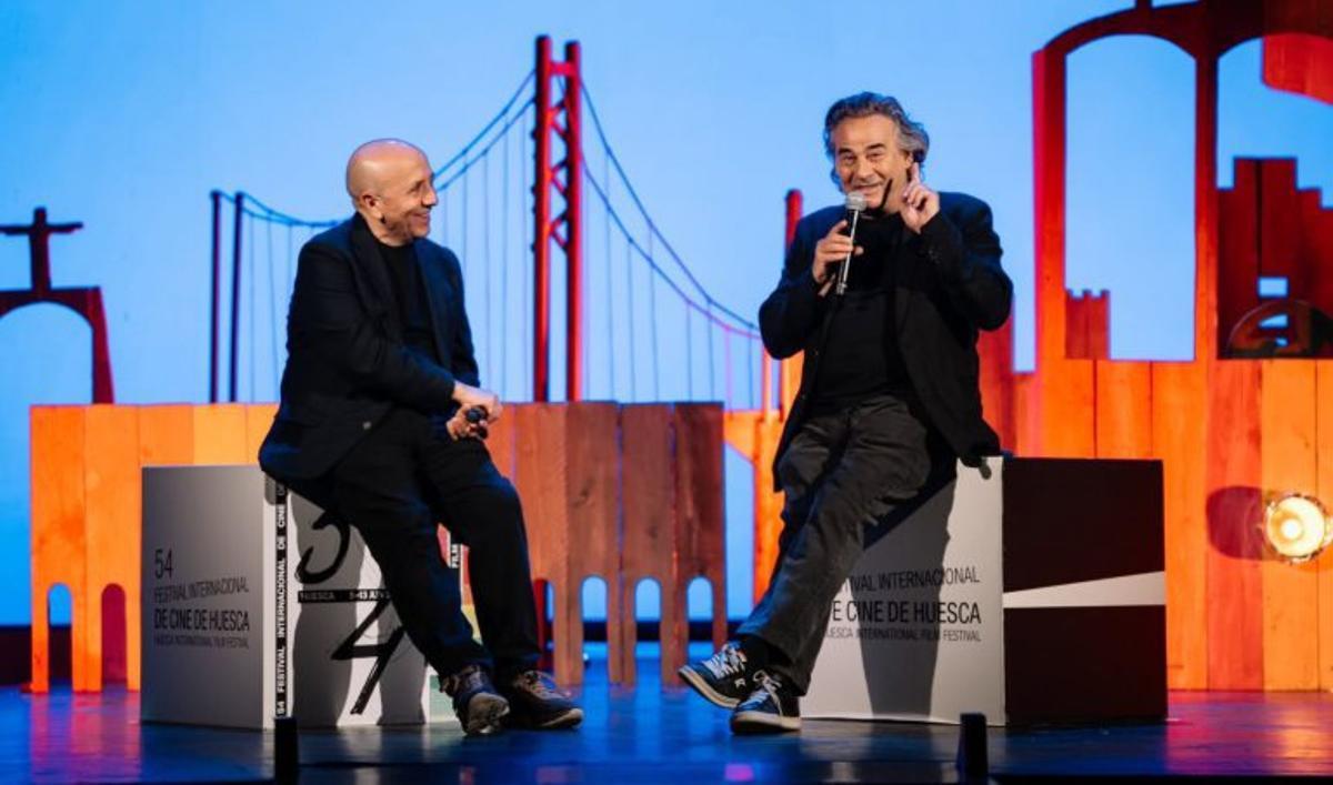 Eduard Fernández conversa con Luis Alegre.