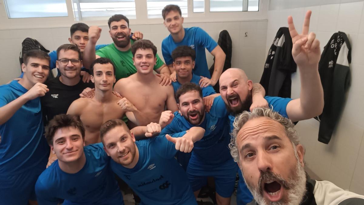Diego Castro celebra el triunfo en Ferrol con sus jugadores.