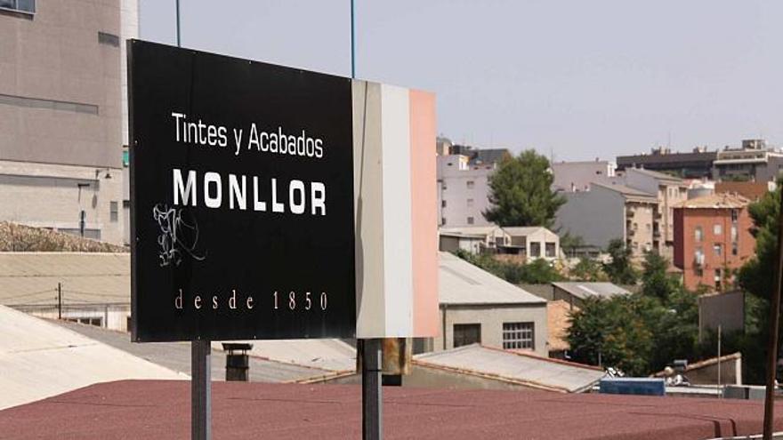 n rótulo anuncia la entrada a las fábricas del grupo Monllor, una mercantil que fue fundada en 1850  y que la próxima semana cierra sus puertas