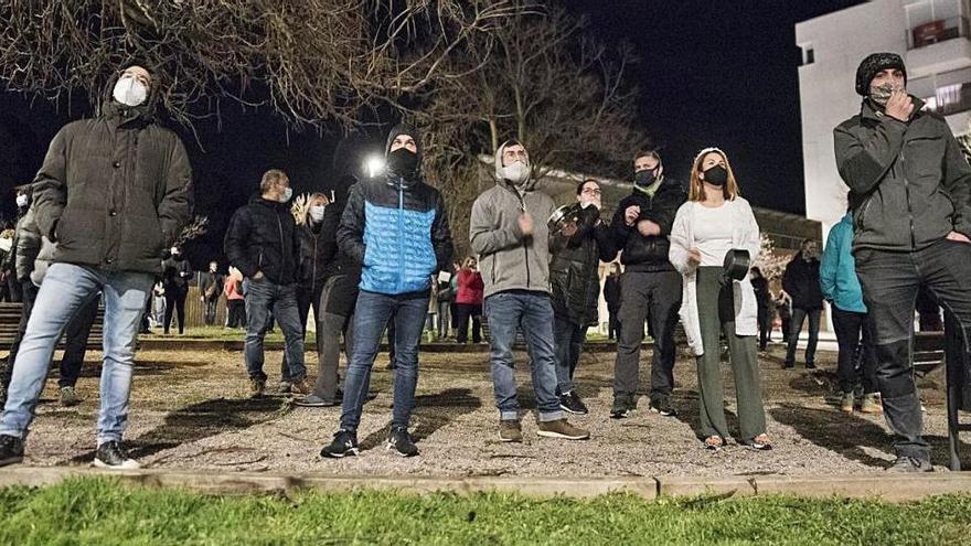 Els veïns durant la protesta contra les ocupacions a la plaça Salvador Espriu