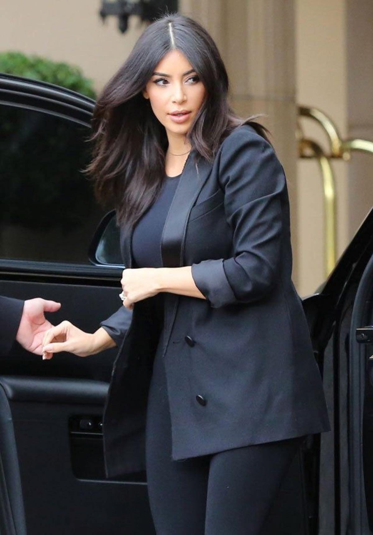Kim Kardashian, con un look total black