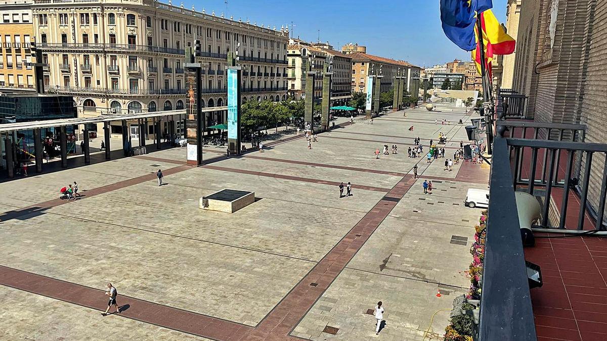 Una mujer sale de la Oficina de Turismo de la plaza del Pilar con un mapa entre sus manos.  | EL PERIÓDICO