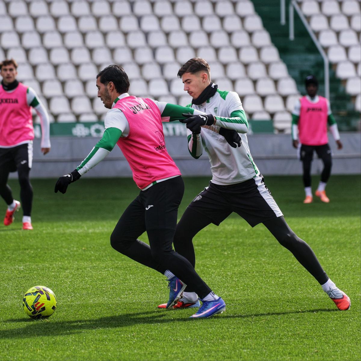 Sergi Guardiola y Dani Requena pugnan por el esférico en la sesión de este viernes.