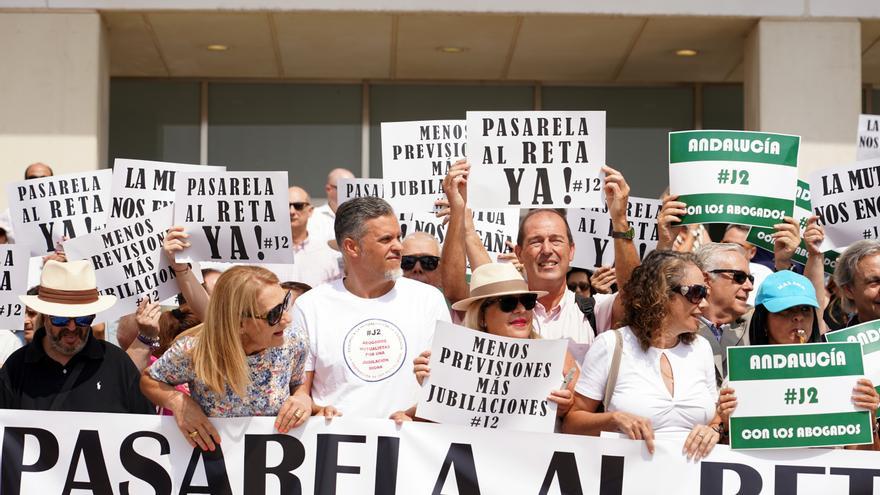 Abogados y procuradores de Málaga se manifiestan frente a la Ciudad de la Justicia