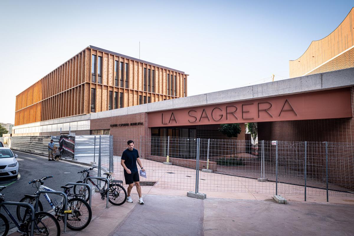 La nueva piscina descubierta de La Sagrera permanece cerrada pese a que las obras ya están terminadas. El recinto, con la piscina llena de agua y el nuevo edificio de servicios completamente finalizado, sigue vallado a la espera de su inauguración, prevista para mediados de agosto sin una fecha concreta confirmada. A 31 de julio de 2026. Barcelona. AUTOR: MANU MITRU