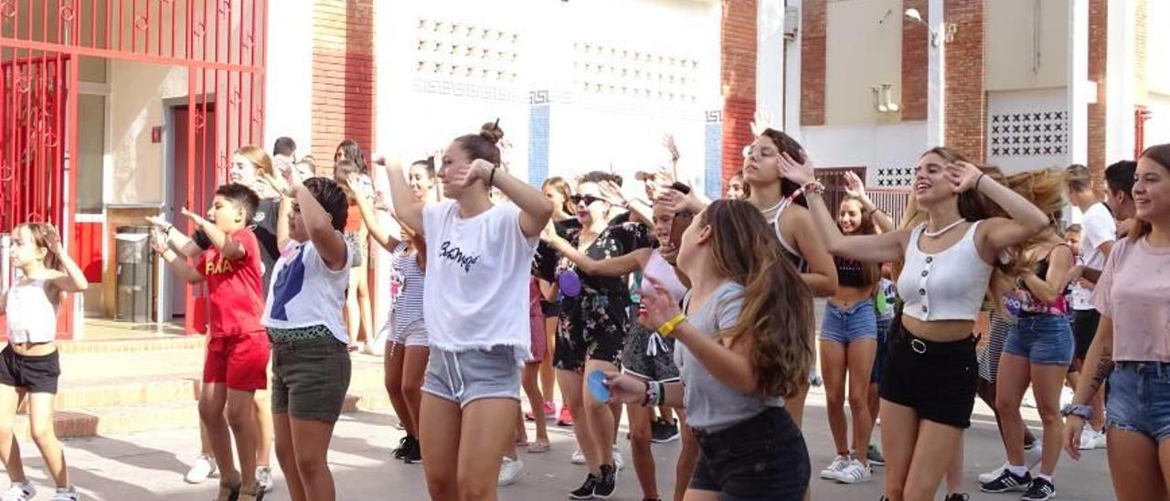 Diversos momentos del Campamento Urbano realizado en Elche este verano.