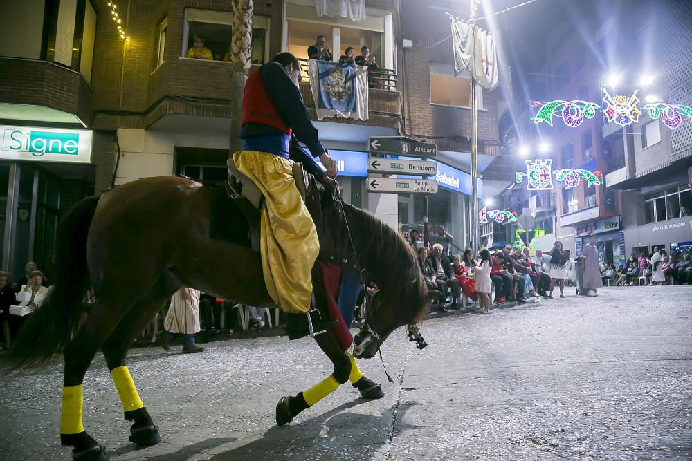 Distintos momentos de la Entrada mora que las tropas de la media luna protagonizaron ayer por las calles de Callosa d´en Sarrià.