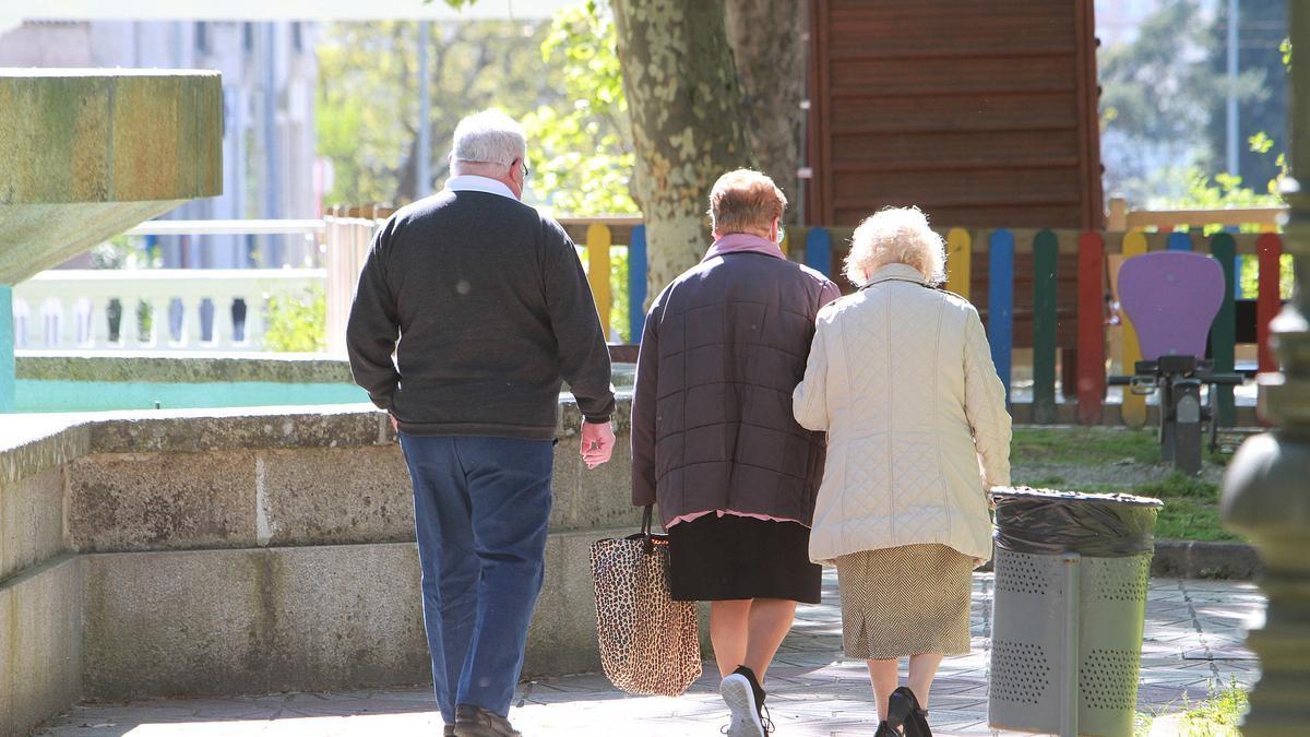 Personas de avanzada edad caminando, en una imagen de recurso.