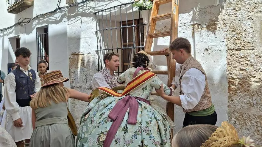 "Raïm" y "bacores" para Sant Joan: así es la singularísima ofrenda de Xàbia (vídeo)