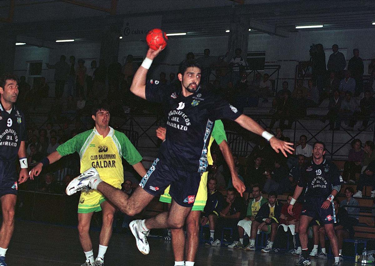 Rubén Garabaya lanza a puerta en un partido del Frigoríficos del Morrazo de la temporada 2000-2001, en la que solo hubo un descenso.