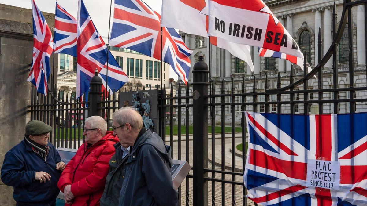 Varios manifestantes frente al Ayuntamiento de Belfast.