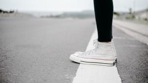 Consigue que tus zapatillas blancas vuelvan a parecer nuevas con el truco más viral
