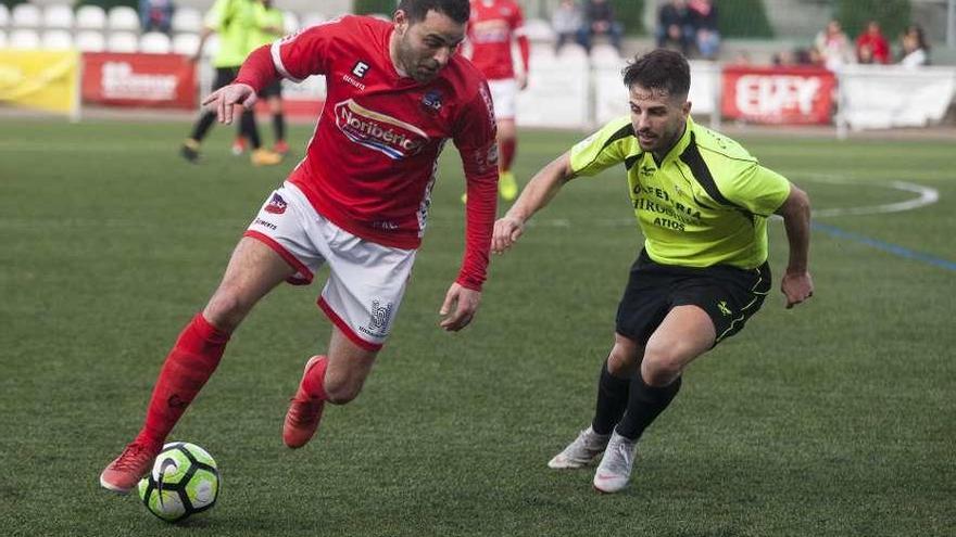 El capitán rojillo Vicente, en una acción del partido ante el Atios. // Bernabé/Cris M.V.