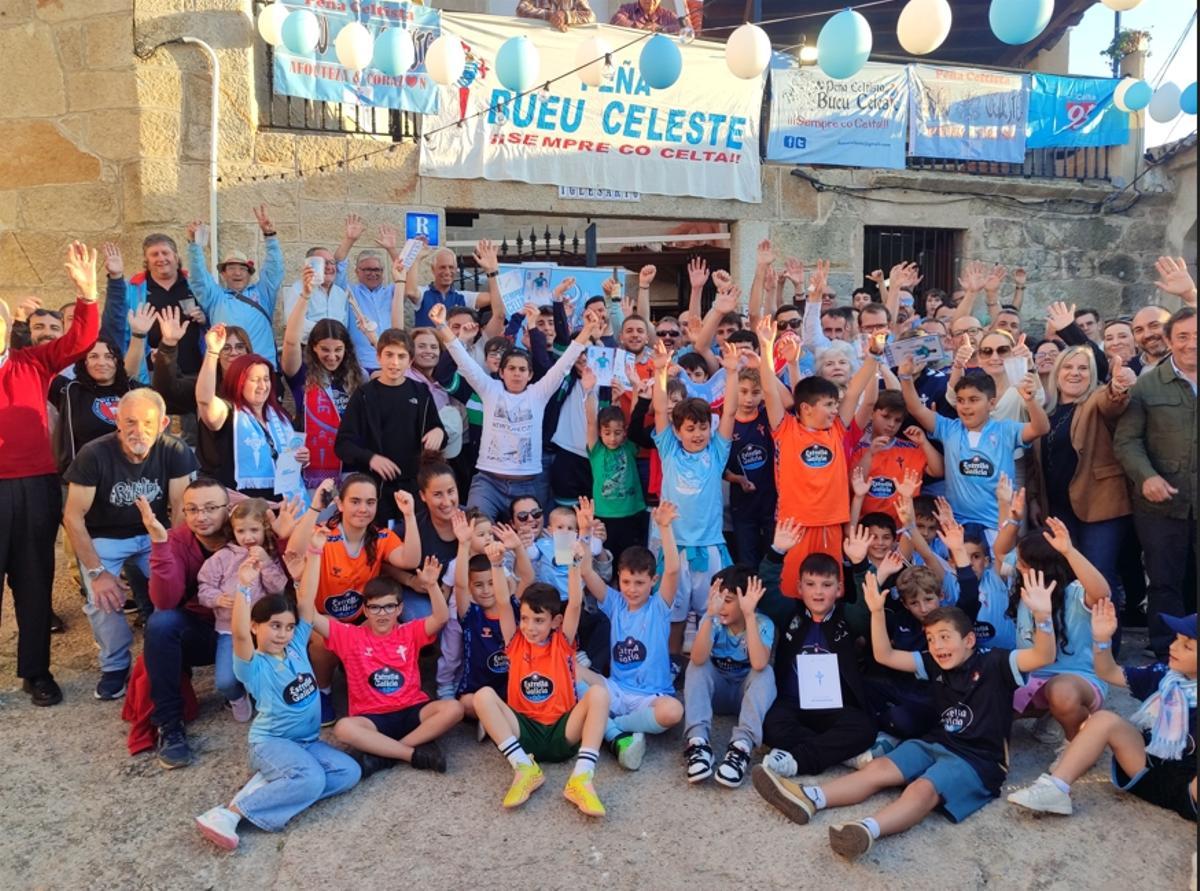La foto de familia ayer con la Peña Bueu Celeste delante de su sede, en el antiguo restaurante Iglesario de Cela.