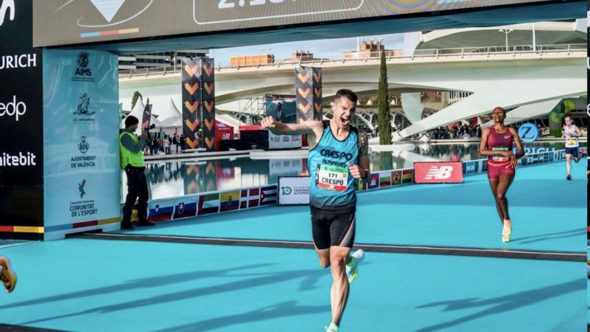 Rubén Crespo celebra su entrada en meta en el Maratón Valencia Trinidad Alfonso