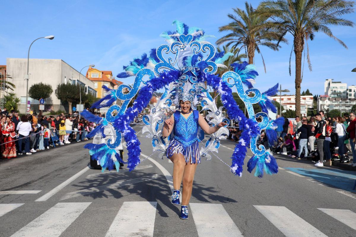 Sanxenxo se llenó de color y diversión con el tradicional desfile de carnaval de adultos y niños