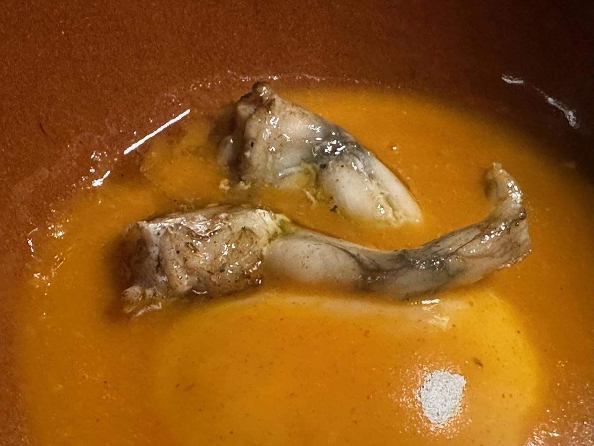 Ancas de rana con huevo y salsa leonesa