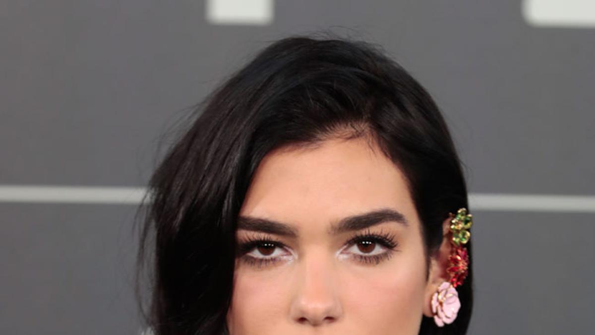 Dua Lipa con raya a un lado