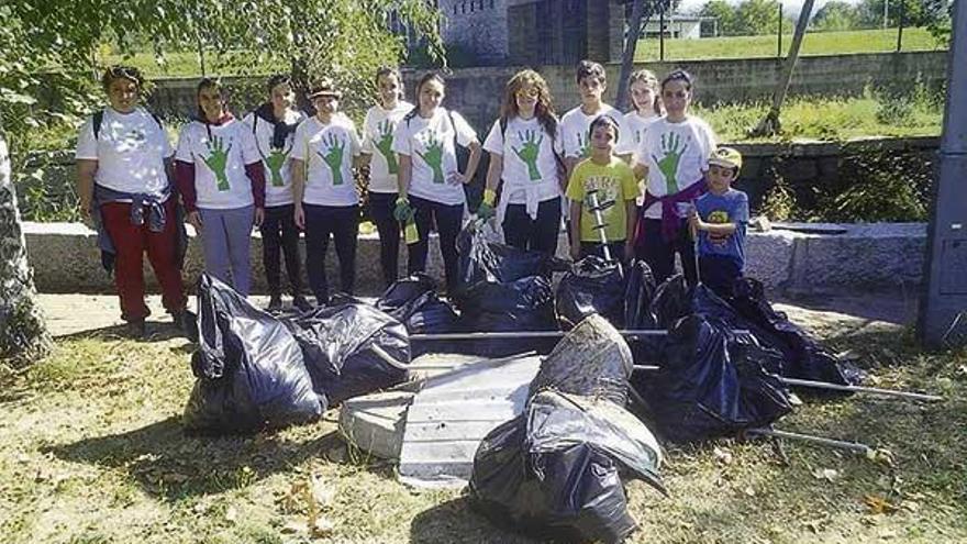 Franciscanas participa en la VIII Limpeza Simultánea de Ríos