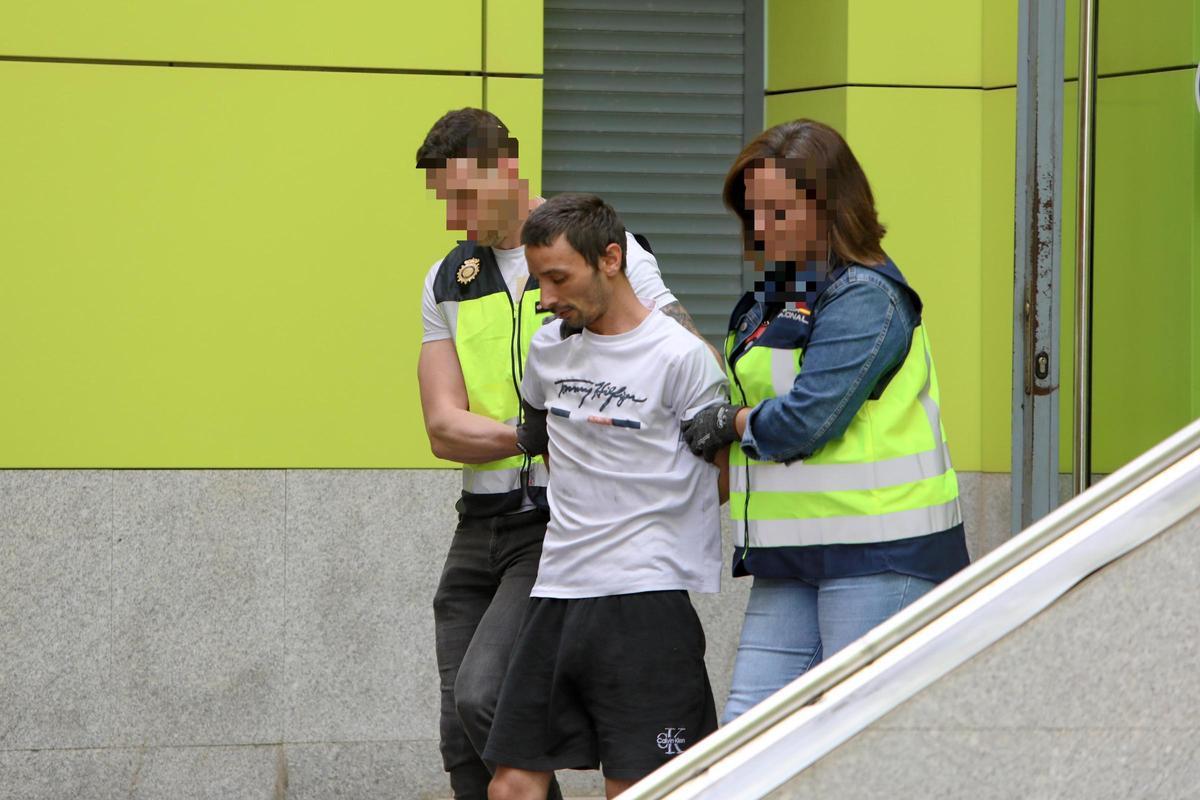 El presunto asesino de Los Barreros es sacado de dependencias policiales para ser conducido al Juzgado de Guardia de Cartagena.