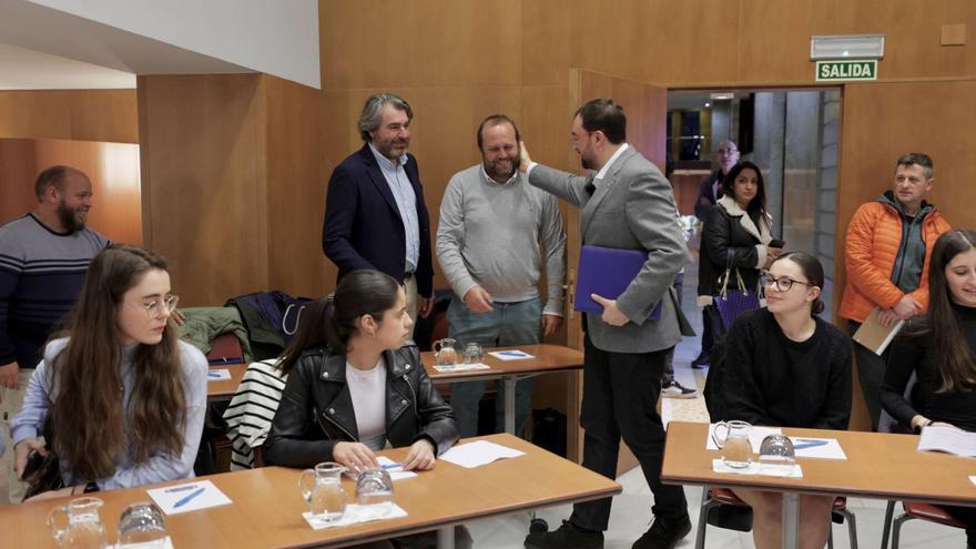 Adrián Barbón, saludando al coordinador de Unicef en Asturias, Pablo Suárez, junto al presidente, Nacho Calviño, a la entrada de la reunión con los representantes del Comité de Infancia y Adolescencia, en primer término, en la sede presidencial.