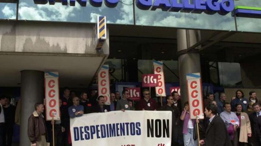 Trabajadores de Banco Gallego durante una protesta en contra de despidos en 2009. / carlos pardellas
