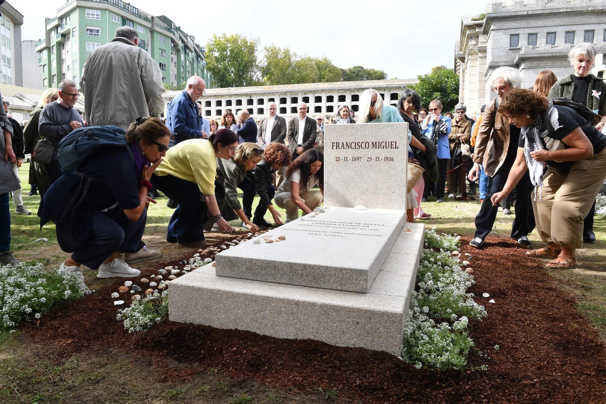 Recepción e enterro dos restos do pintor Francisco Miguel