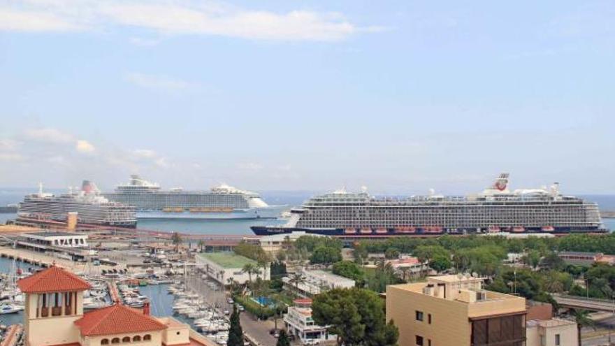 Wie drei schwimmende Städte lagen die Schiffe im Hafen von Palma.