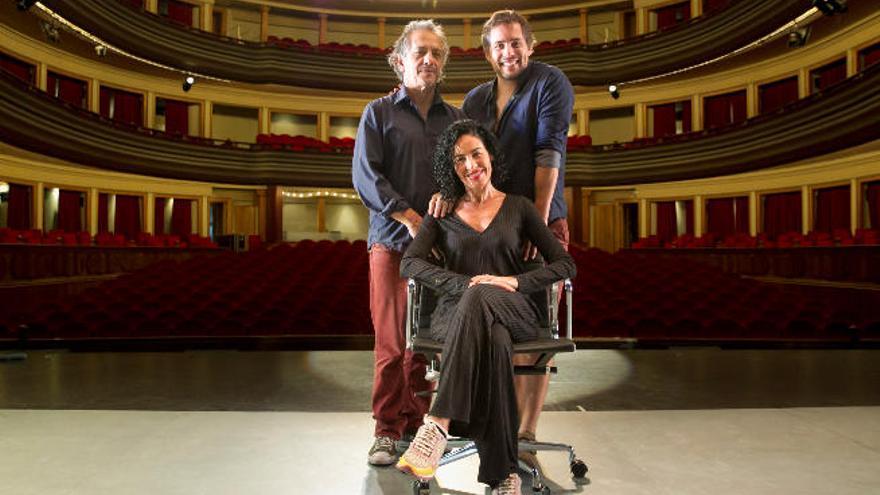 El director Luis Romero y los actores y cantantes Nina y Roger Barruezo, ayer en el escenario del Teatro Pérez Galdós.