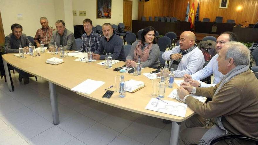 Reunión de alcaldes del área y A Coruña para acordar reclamar el enlace en Cuatro Caminos, en 2015.
